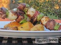 Brochettes de cerdo, adobo de naranja y membrillos