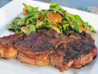 Bife ancho con ensalada de peras y rúcula