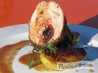 Carré de cerdo relleno, manzanas grilladas y salsa de oporto
