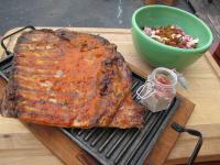 Pechito de cerdo, salsa barbacoa y ensalada de repollos.